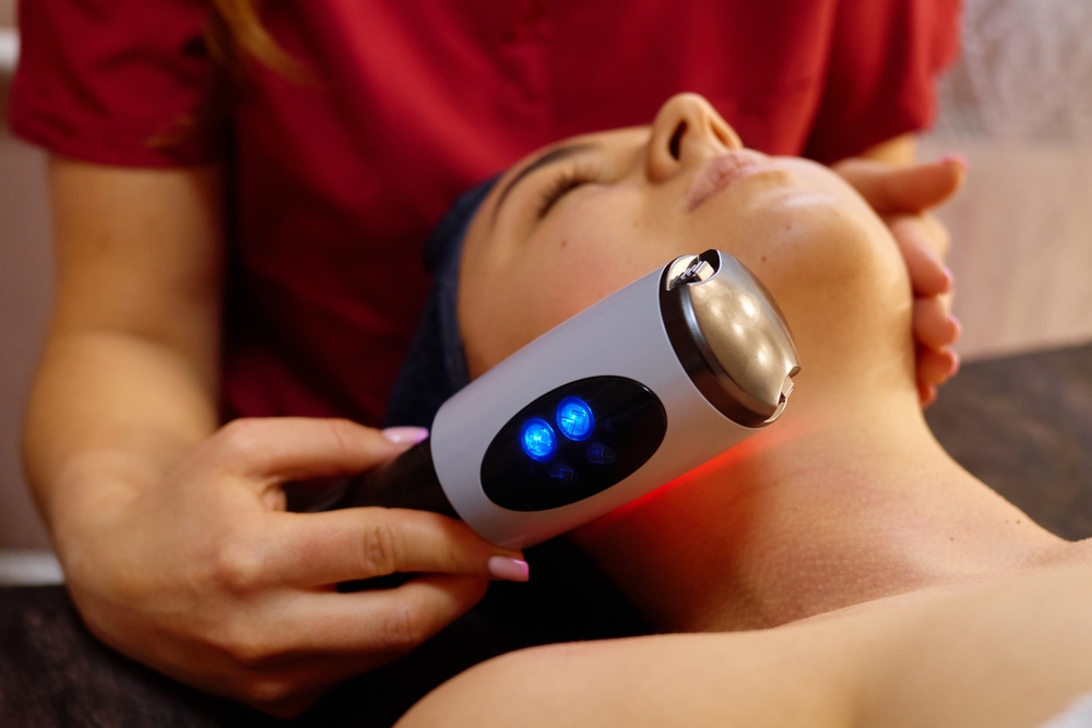 High-Tech Facials vs. Traditional Facials: What’s the Difference?